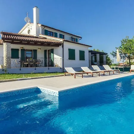With Private Pool Quiet Location *